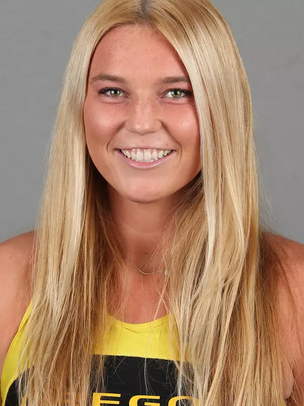 Taylor Borup_Beach Headshot
