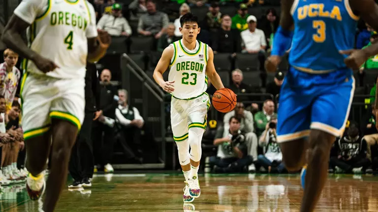 Men's Basketball Hosts Iowa Sunday