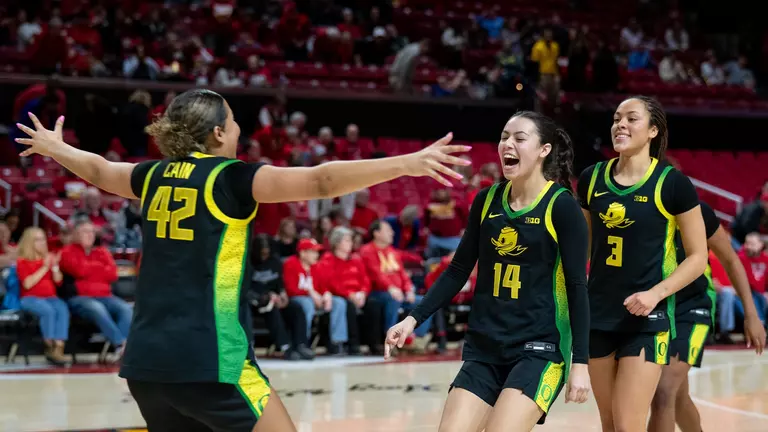 Big Fourth Quarter Gives Ducks Upset of Terps