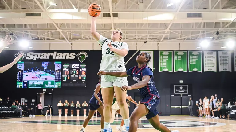 Madison Miller Hook Shot vs. SC State 1Q 2025 - NM