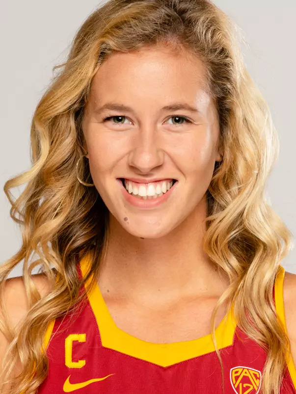 Abril Bustamante headshot