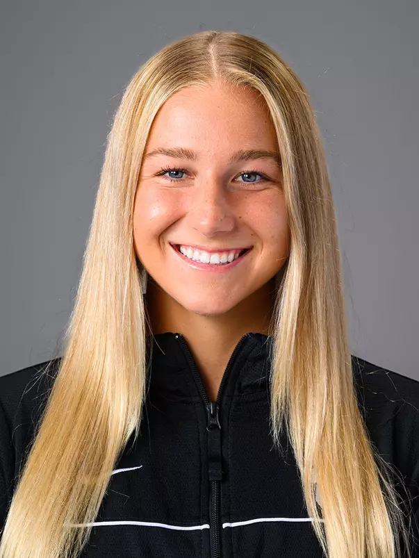 Julia Janov head shot 2022-23