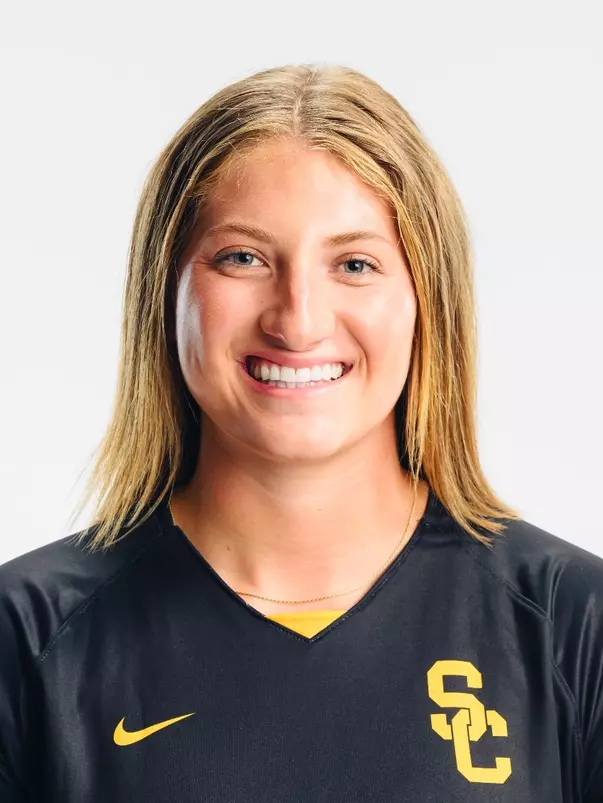 Bella Grust headshot