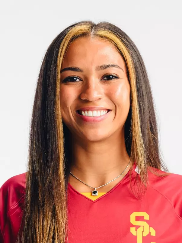 Izzy Kimberly headshot