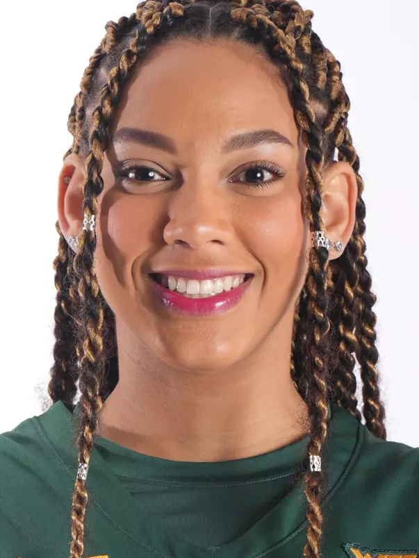 Luana Leite Headshot