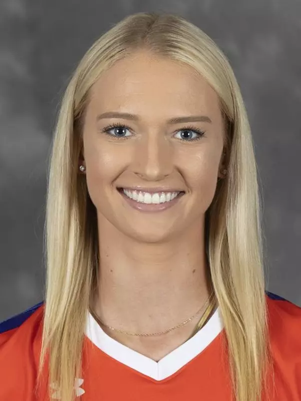 Laura Henriksen Headshot