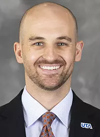 Riley_Davis_Website_Headshot_2021