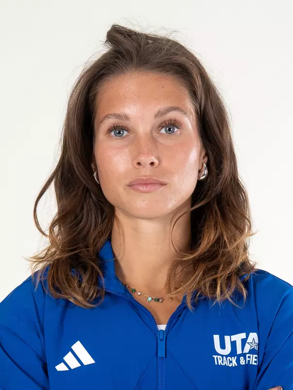 Emilia Mandl 26-27 Head Shot
