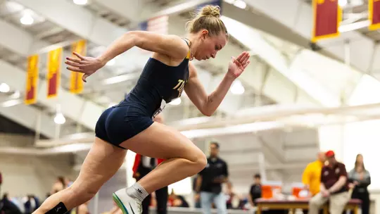 Sydney Stepanovich running at the MAC Indoor Track & Field Championships