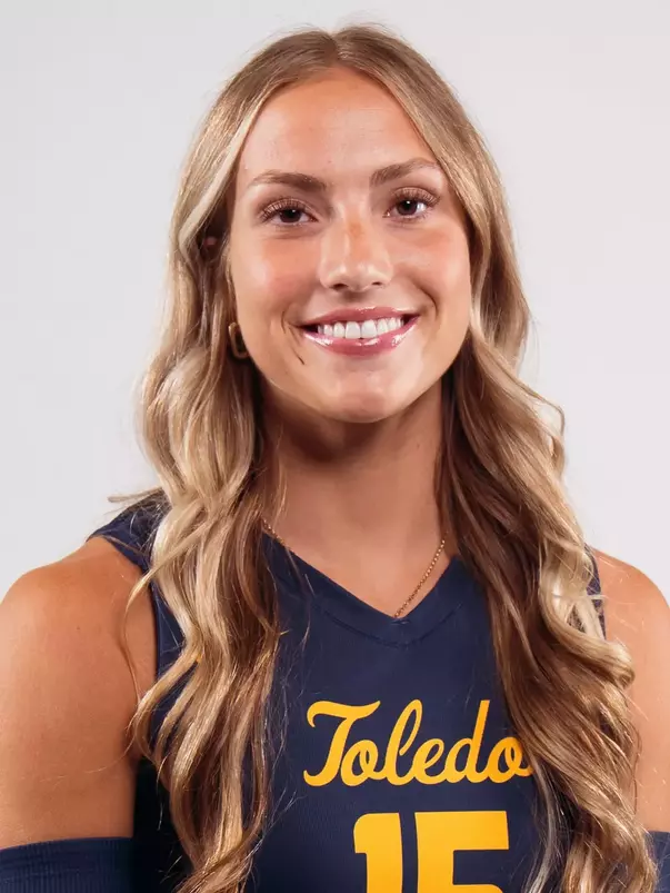 Maddy Bach Headshot