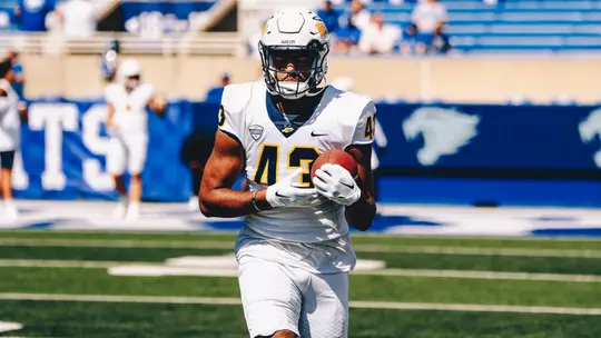 Sam Lee catching a pass during warmups at Kentucky