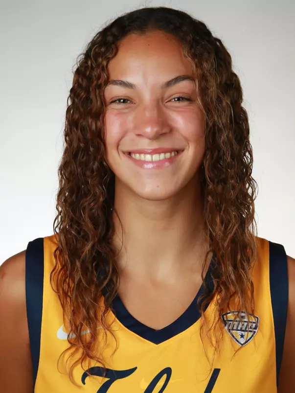 Judit Oliva Headshot 2026-27