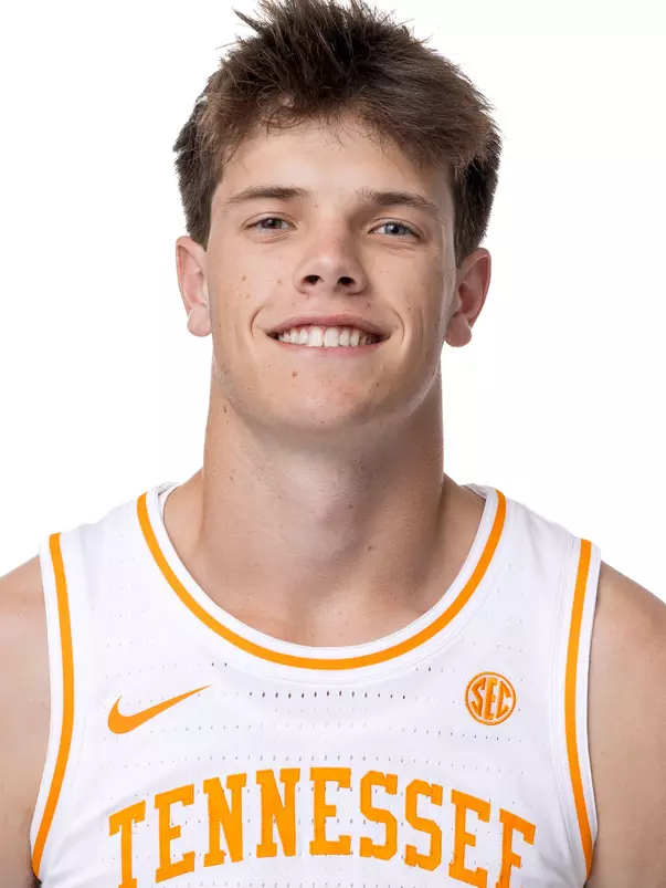 KNOXVILLE, TN - September 22, 2025 - Guard Campbell Duncan #21 of the Tennessee Volunteers portrait taken during photo day in Knoxville, TN. Photo By Andrew Ferguson/Tennessee Athletics