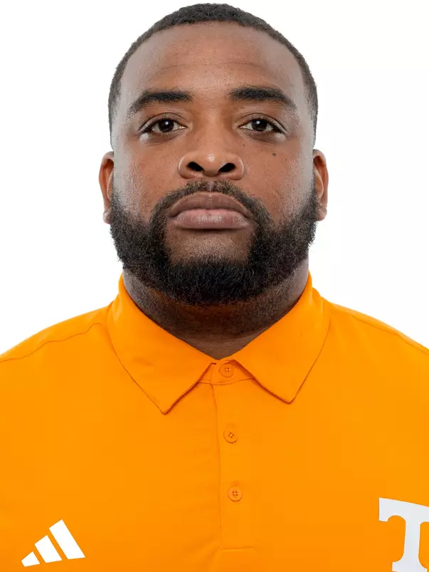 KNOXVILLE, TN - July 28, 2026 - Offensive Analyst Deonte' Cruse of the Tennessee Volunteers headshot taken in Knoxville, TN. Photo By Andrew Ferguson/Tennessee Athletics