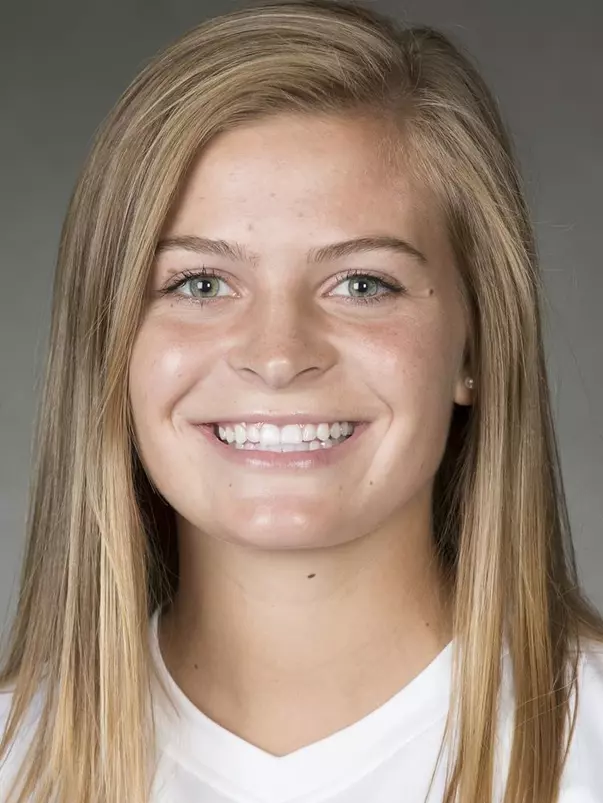 Chloe Knudtson Headshot