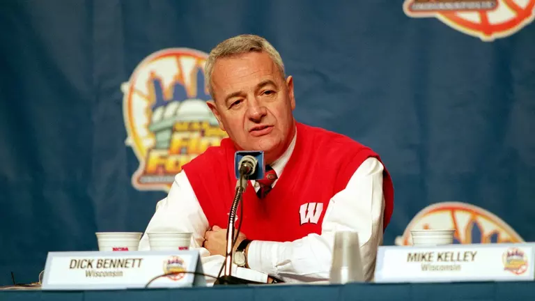 Dick Bennett speaks at the 2000 NCAA Final Four press conference