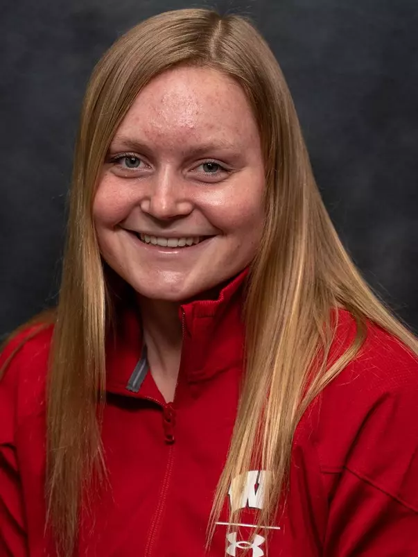 Holly Stoll Headshot