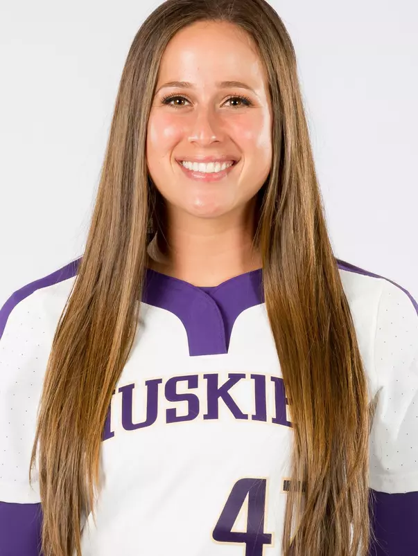 The 2018 University of Washington softball team on October 12, 2017. (Photography by Scott Eklund/Red Box Pictures)