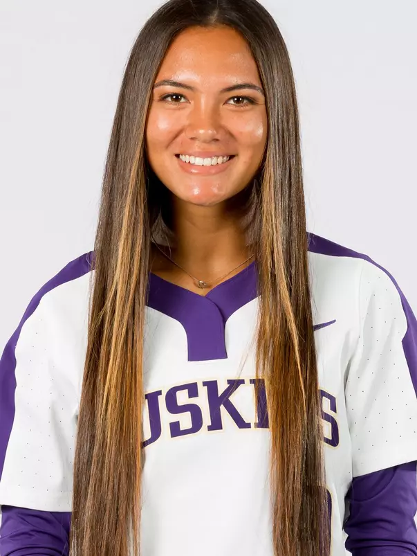 The 2018 University of Washington softball team on October 12, 2017. (Photography by Scott Eklund/Red Box Pictures)