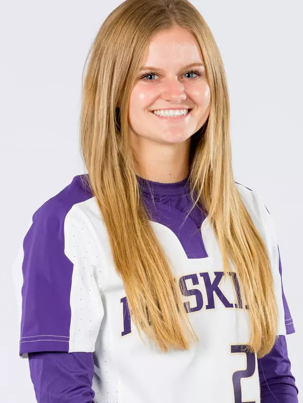 The 2018 University of Washington softball team on October 12, 2017. (Photography by Scott Eklund/Red Box Pictures)