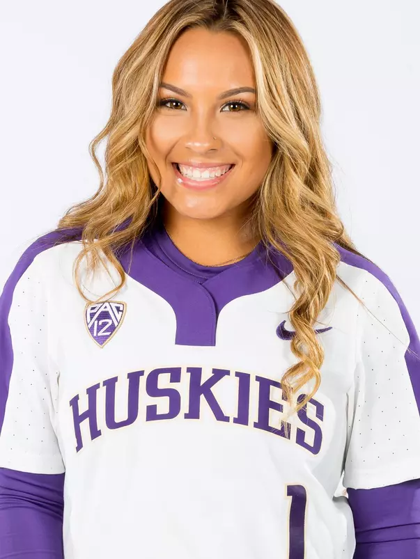 The 2018 University of Washington softball team on October 12, 2017. (Photography by Scott Eklund/Red Box Pictures)