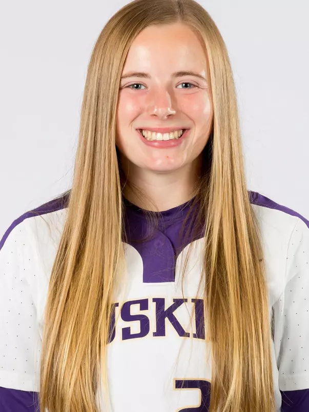 The 2018 University of Washington softball team on October 12, 2017. (Photography by Scott Eklund/Red Box Pictures)