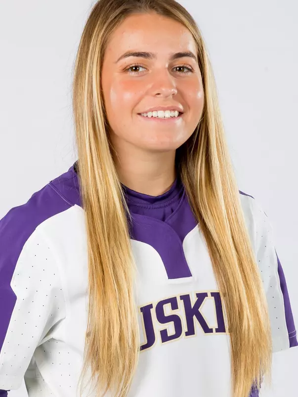 The 2018 University of Washington softball team on October 12, 2017. (Photography by Scott Eklund/Red Box Pictures)