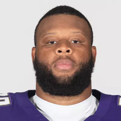 Elinneus Davis headshot