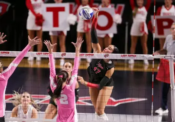 Outside hitter Alivia Skidmore (17) | Photo by Nico Pascarella