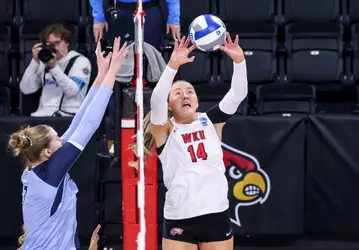 Setter Callie Bauer (14) | Photo by Savannah Philpot