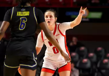 Guard Lola Bond(0) | Photo by: Steve Roberts