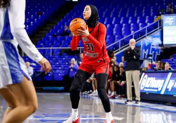 Guard Salma Khedr (34) | Photo by Savannah Philpot