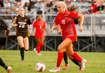 Forward Makenna Egan (10) | Photo by Savannah Philpot