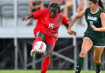 Forward Danielle Lewin (15) | Photo by Steve Roberts