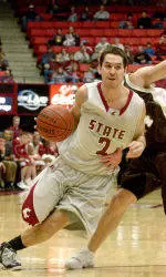 Washington State Outruns Wyoming, 63-47