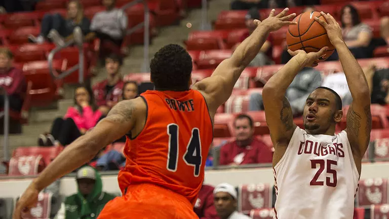 Lacy's 31 Points Lifts Cougars Over UTSA
