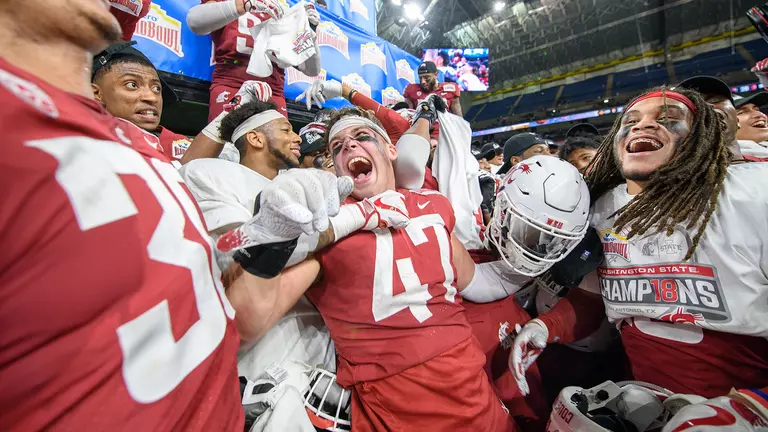 Minshew leads Washington State past Iowa State, 28-26.