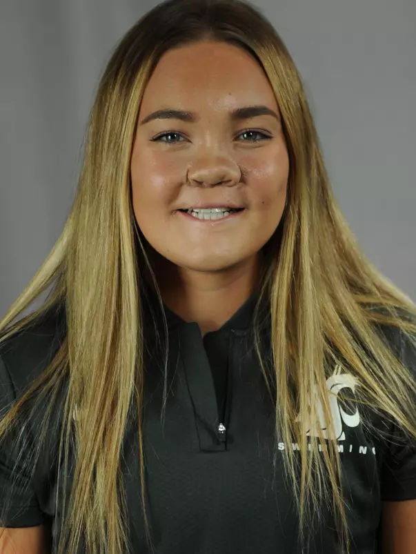 Larson_Chloe_Headshot