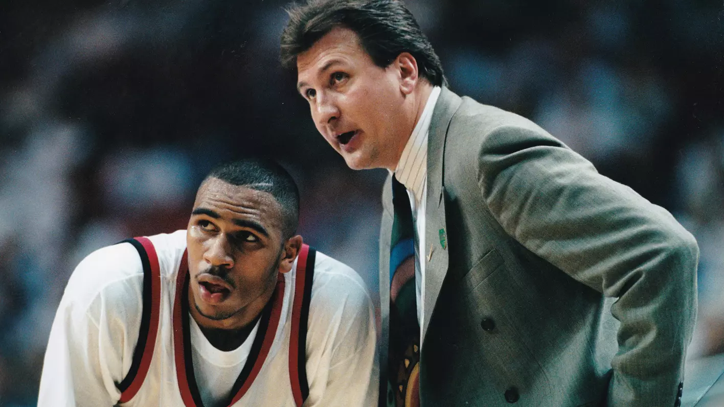 sur Le Roster. | Welcome to Road 66 : Swag Like Ohio Bob Huggins avec l'un de ses joueurs à Cincinnati