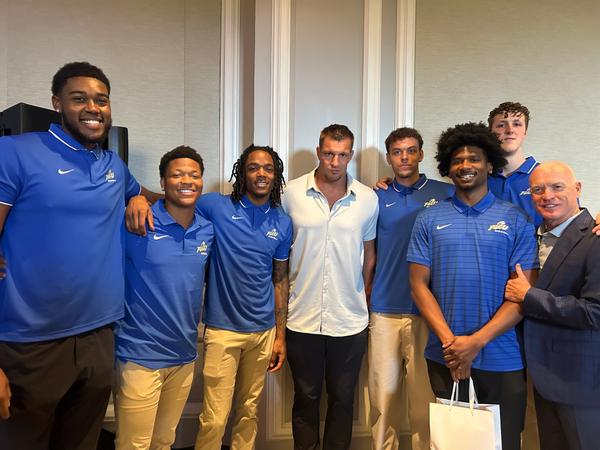 Ο Rob Gronkowski παραδίδει μαθήματα ηγεσίας στο μπάσκετ ανδρών FGCU