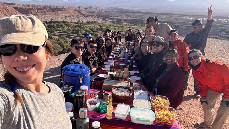 प्रशांत छात्र-एथलीटों ने चिली की प्रथम वर्ष की यात्रा में संस्कृति, वैश्विक शिक्षा को अपनाया