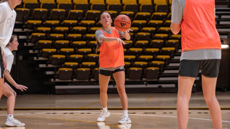Zoey Blackwell passes the basketball