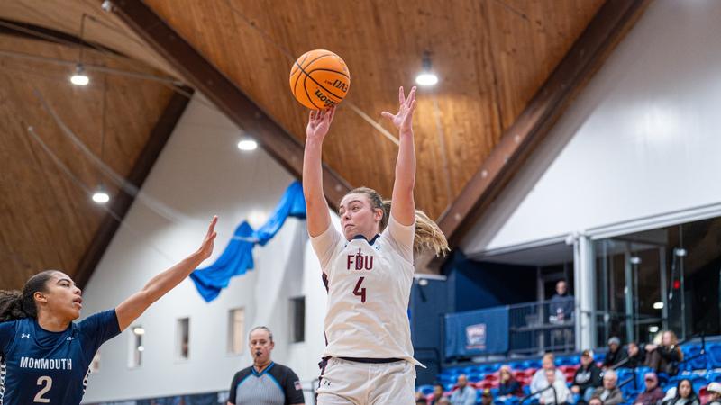 Kelly Roche Fdu Third Quarter Explosion Lifts FDU over Monmouth - FDU Knights Athletics
