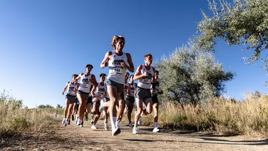 Men run in 7,080-meter race.