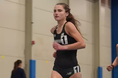 Laura Mooney–Women's Track Action Photo