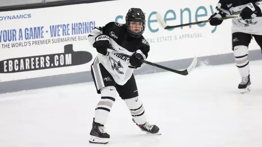 Women's ice hockey player Izzy King making a pass during a game
