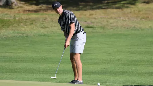 Men's golf player Logan Jaeger hitting a putt