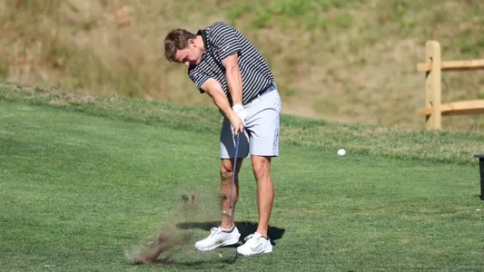 Men's golf player Joe Halferty swinging off the tee