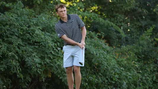 Men's golf player Joe Halferty hitting a chip