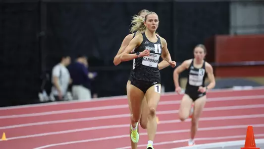Women's track runner Anna Gardiner mid race